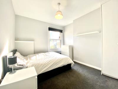 Double Bedroom in Central Kingston Main Photo