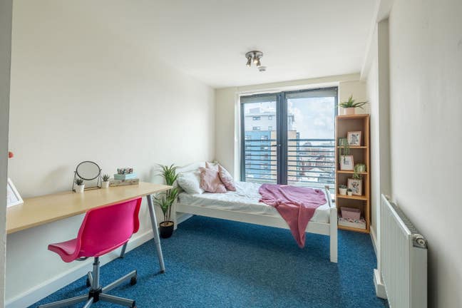 Rooms  in  7  Bed  Apt  (9RT) Main Photo