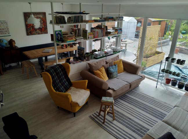 Two rooms for female students in family home Main Photo
