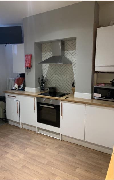 Heart of Eccles en-suite rm avail. Sept. 2nd  Main Photo