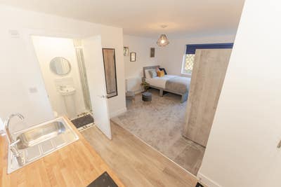 Stylish studios, easy walking distance to PCH Main Photo