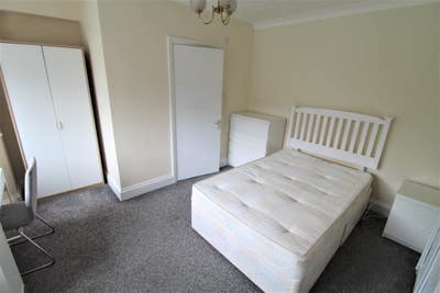 GU1 - Double Room with Ensuite in a Large House Main Photo