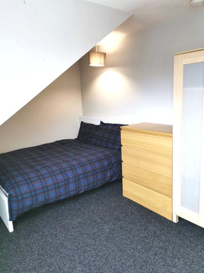 Large Attic Room, Great Location 5 mins to tram Main Photo