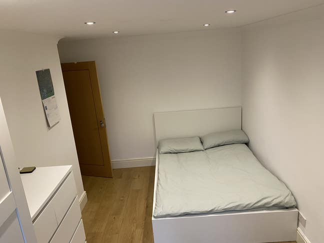 Double room in a spacious flat Main Photo
