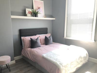 Stylish Double / all bills Inc / walk to MRI & Uni Main Photo