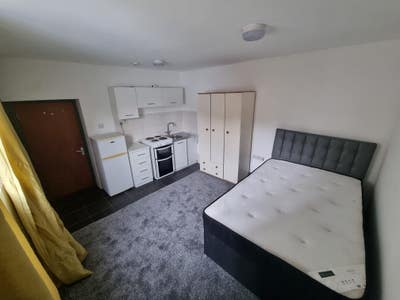 Self Contained Studio on Oakengates High Street!! Main Photo