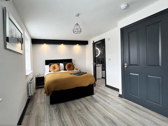Best Ensuite Rooms in Town, Modern Spec Main Photo