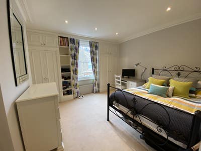 Beautiful room, en-suite bathroom, great location Main Photo
