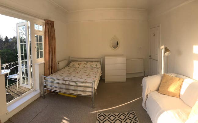 Spacious studio room with balcony inc all bills . Main Photo