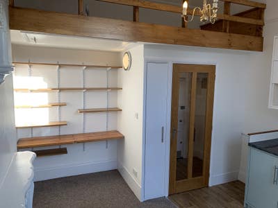 BEDSIT - Liv/bed/kitch, shared shower for over 30s Main Photo