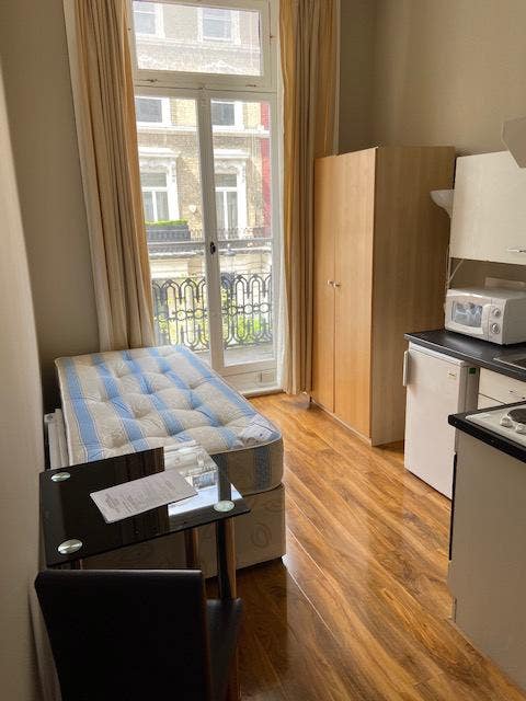 Single bedsit in Earls Court Main Photo