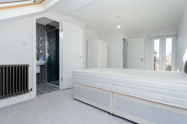 New stunning double master room with en-suite  Main Photo