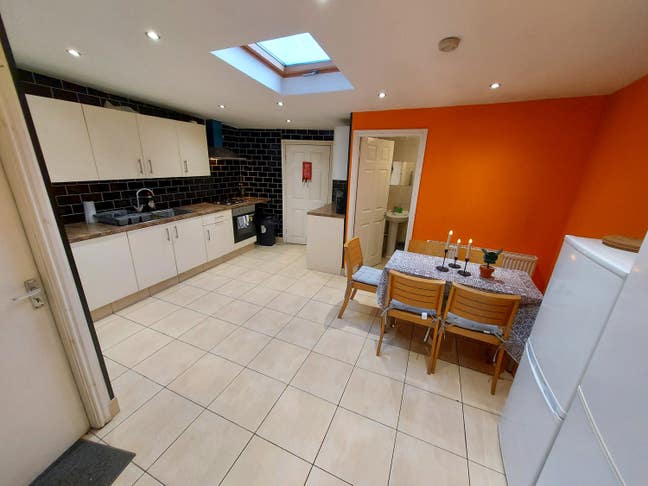 20 min walk to City Centre, 10 min to Royal Hospit Main Photo