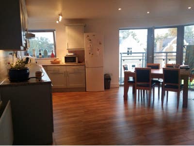 1 Double Room Flat - 5min to train Station Main Photo