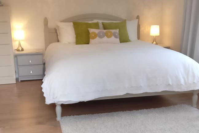 Beautiful ensuite annex, mini kitchen & parking Main Photo