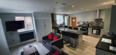 * Premium 8 Bed Property Located in Town centre * Main Photo