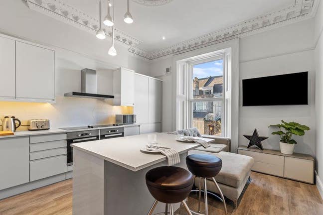 💎Sale! Luxurious Rooms in Stunning Grand Home💎  Main Photo