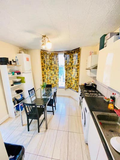 Lovely Room available ALL bills included &Internet Main Photo