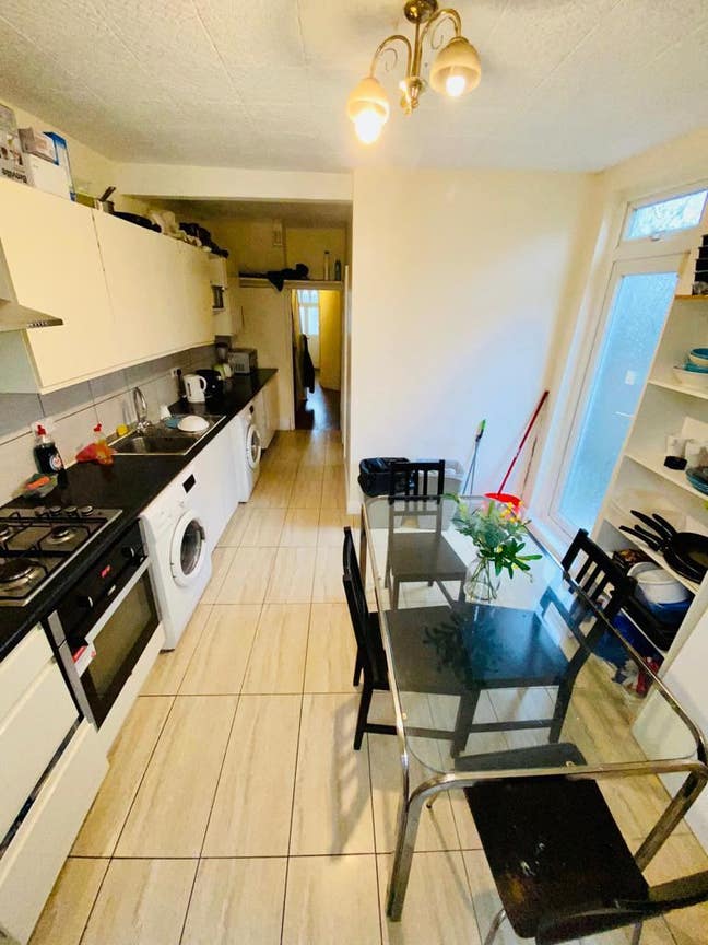 Room  available ALL bills&Internet included  Main Photo