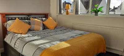 Lovely room with en suite No Deposit required Main Photo