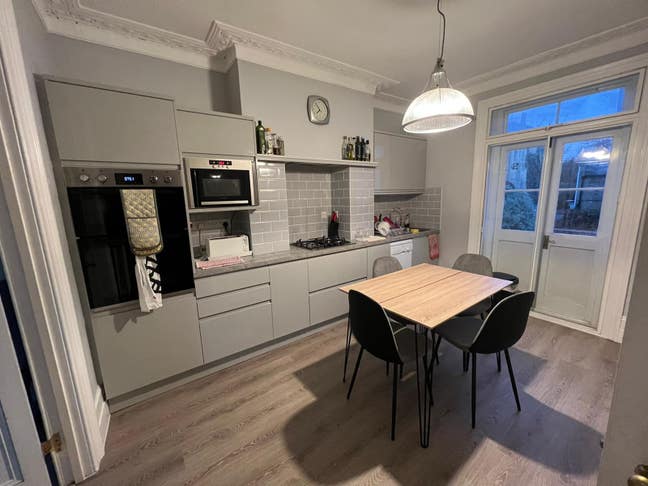 Bright room in lovely townhouse Main Photo