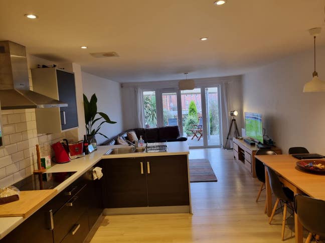 1 good sized rooms in modern house Main Photo