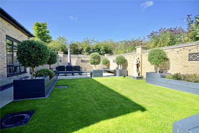 Well kept home-Bills included Main Photo