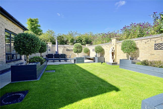 Well kept home-Bills included Main Photo