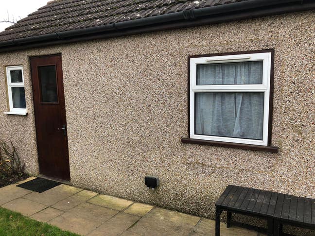Studio to rent, own en-suit & kitchen Main Photo