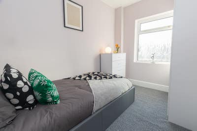 👉 Single room on Heath End Road. UC accepted Main Photo
