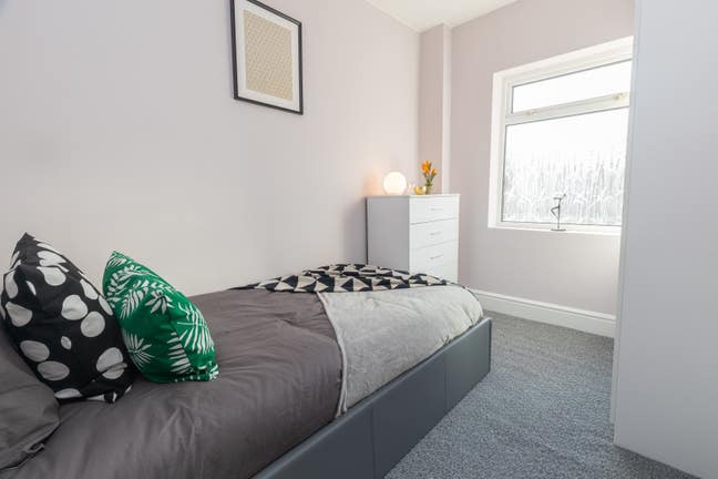 👉 Single room on Heath End Road. UC accepted Main Photo