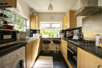Double-bedroom in a 3 bed house Main Photo