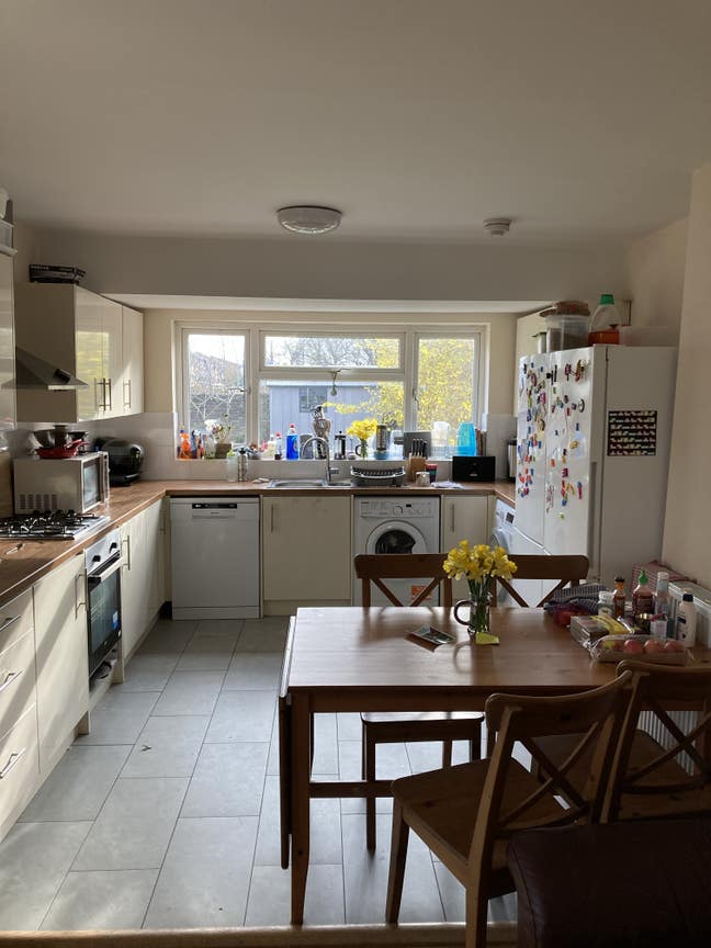 Big room available in our friendly house share Main Photo