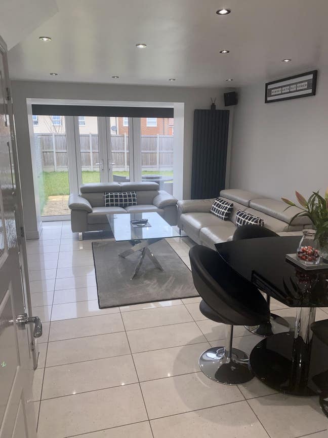 Spacious Double Bedroom in Modern Furnished House  Main Photo