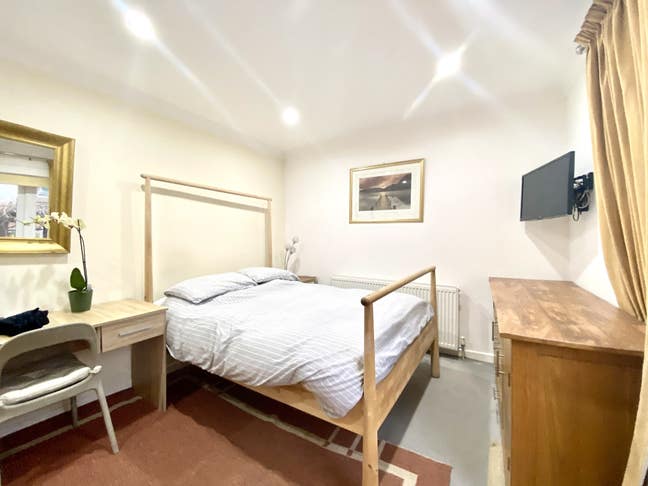 Charming Double En-suite 7 min East Acton tube Main Photo