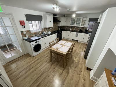 Spacious Double Rm Near Seaside/ Shops/HPC Pickups Main Photo