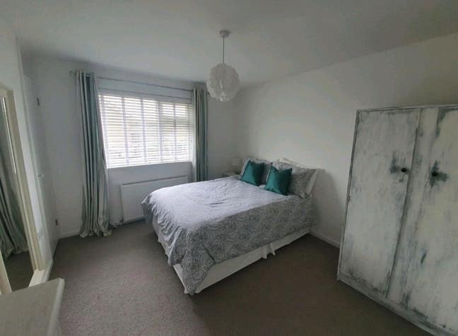 Spacious double room w parking/bills/cleaner inc Main Photo