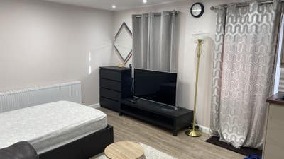 Studio Flat - Immaculate Self Contained. Main Photo