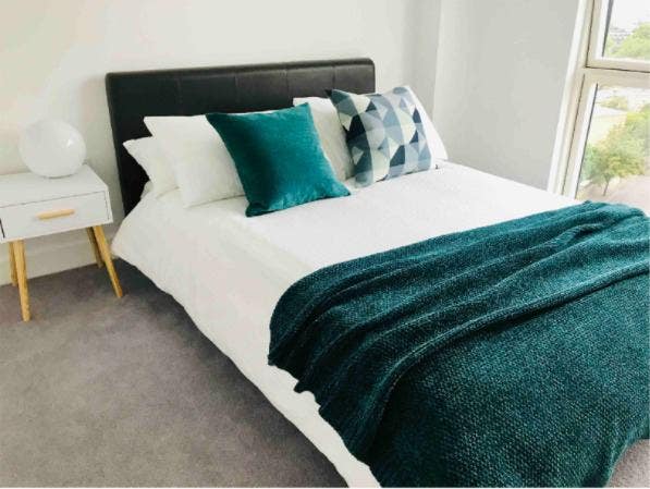 En-Suite Room • 1 Min DLR • 10 Min Canary Wharf  Main Photo