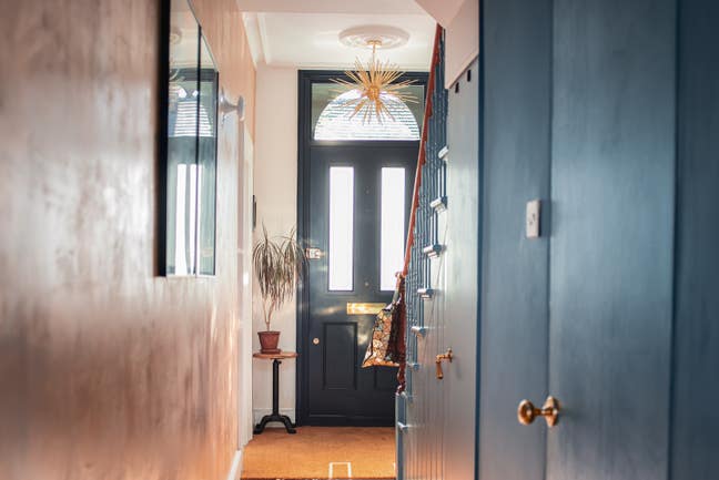  Sunny 2-room suite East London Conservation Area  Main Photo