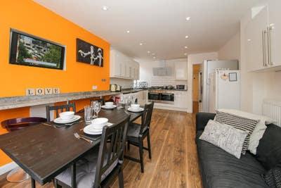 1 Large double room available next to campus  Main Photo