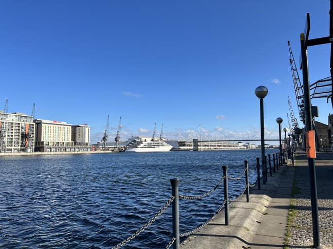 Great dbl nr C.Wharf, fast WiFi, lounge, garden Main Photo