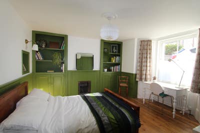 Sunny Double Room Close to Maze Hill Station! Main Photo