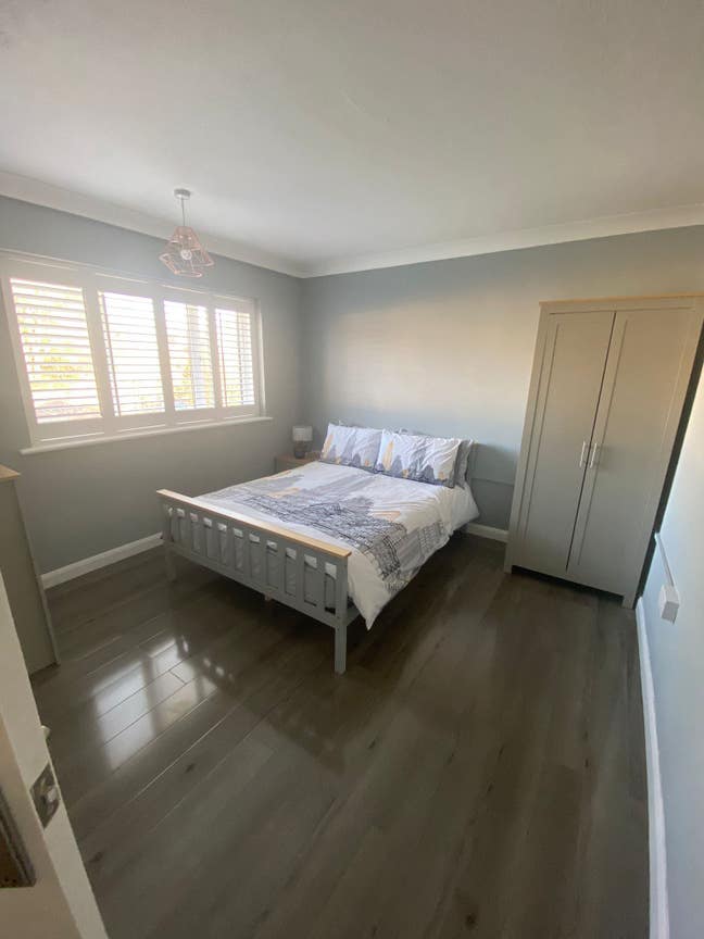 Double room available in renovated house Main Photo