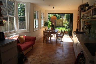 Huge bright attic room in family house Main Photo