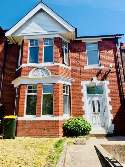 2 Large Double bedrooms -Near Royal Gwent & town  Main Photo