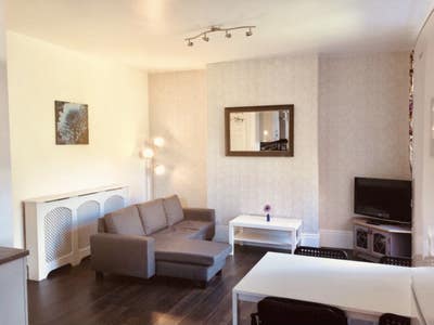 2 Large Double bedrooms -Near Royal Gwent & town  Main Photo