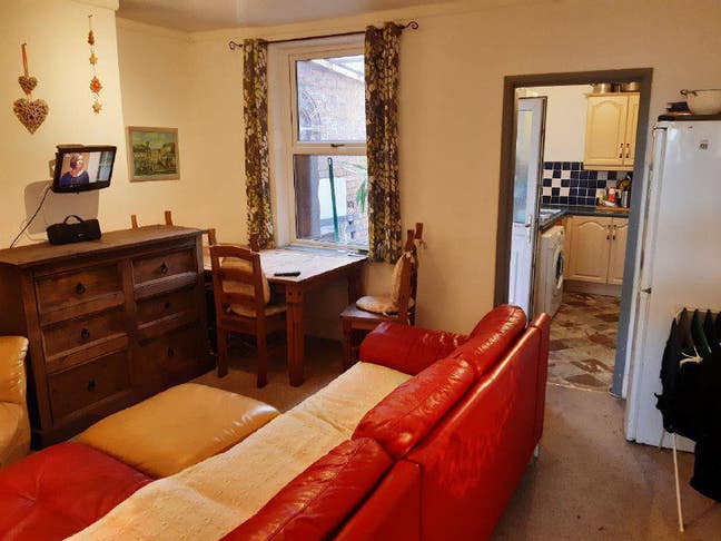 3 rooms available immediately! central Derby Main Photo