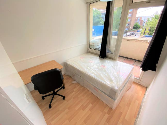 Double Balcony Room Available in Bethnal Green E2 Main Photo