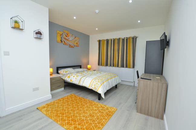 Luxury Studios with own Kitchen, Ensuite + Parking Main Photo